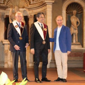 Picchio insignito del Collare Laurenziano in Palazzo Vecchio Firenze con prof Federico Napoli